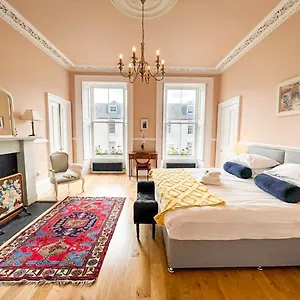 Remarkable 5br Townhouse With Garden, Sleeps 12 , Edinburgh United Kingdom