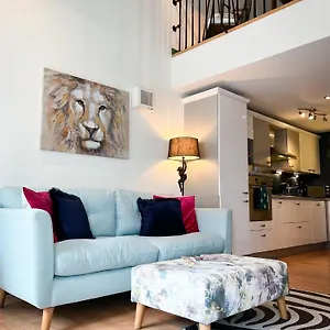 Jungle Escape, With Parking & Terrace , Chester United Kingdom